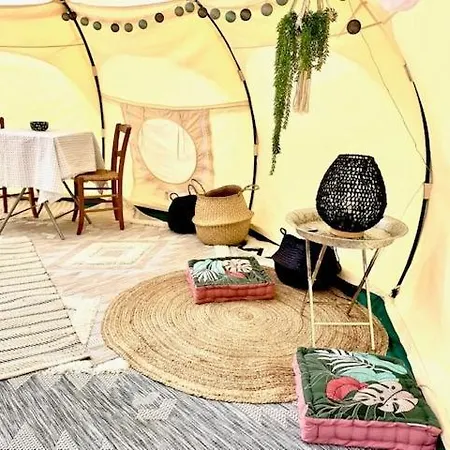 Couette-café Le Castelat De Julienna 3*